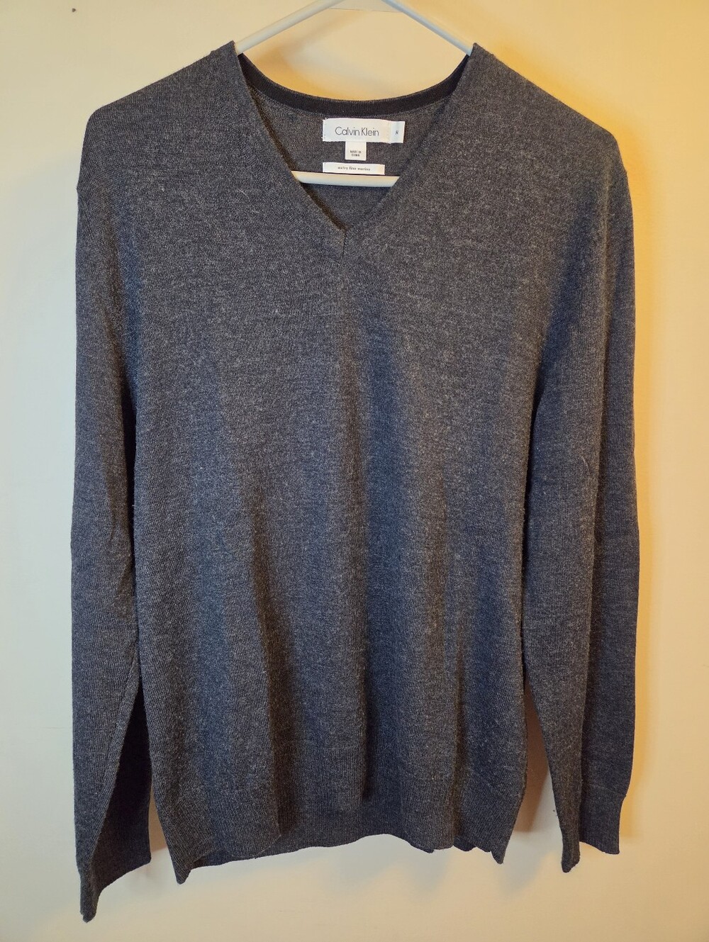 Calvin Klein Mens M 100% Merino Wool Sweater Gray V Neck Extra Fine Lightweight